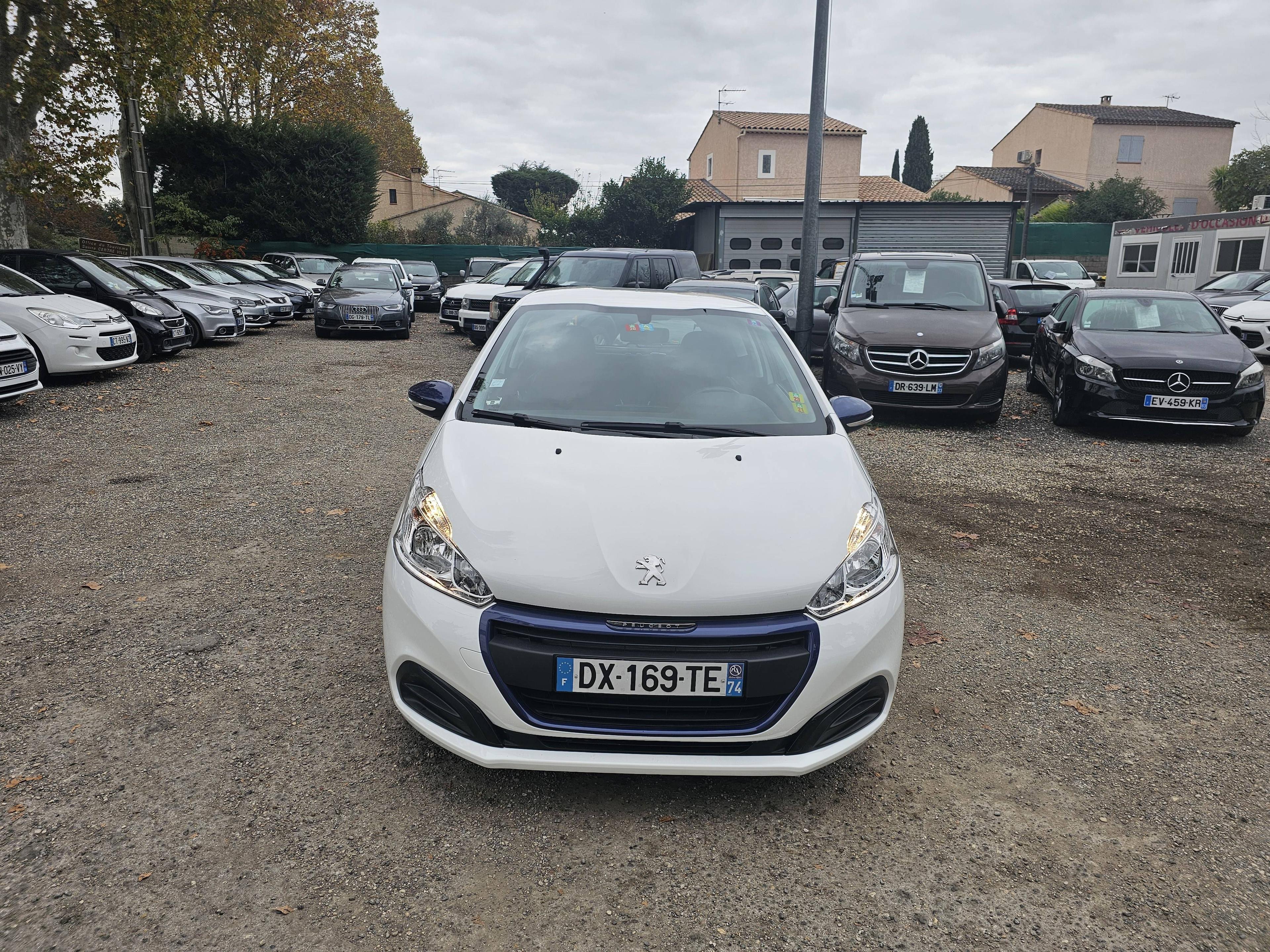 PEUGEOT 208