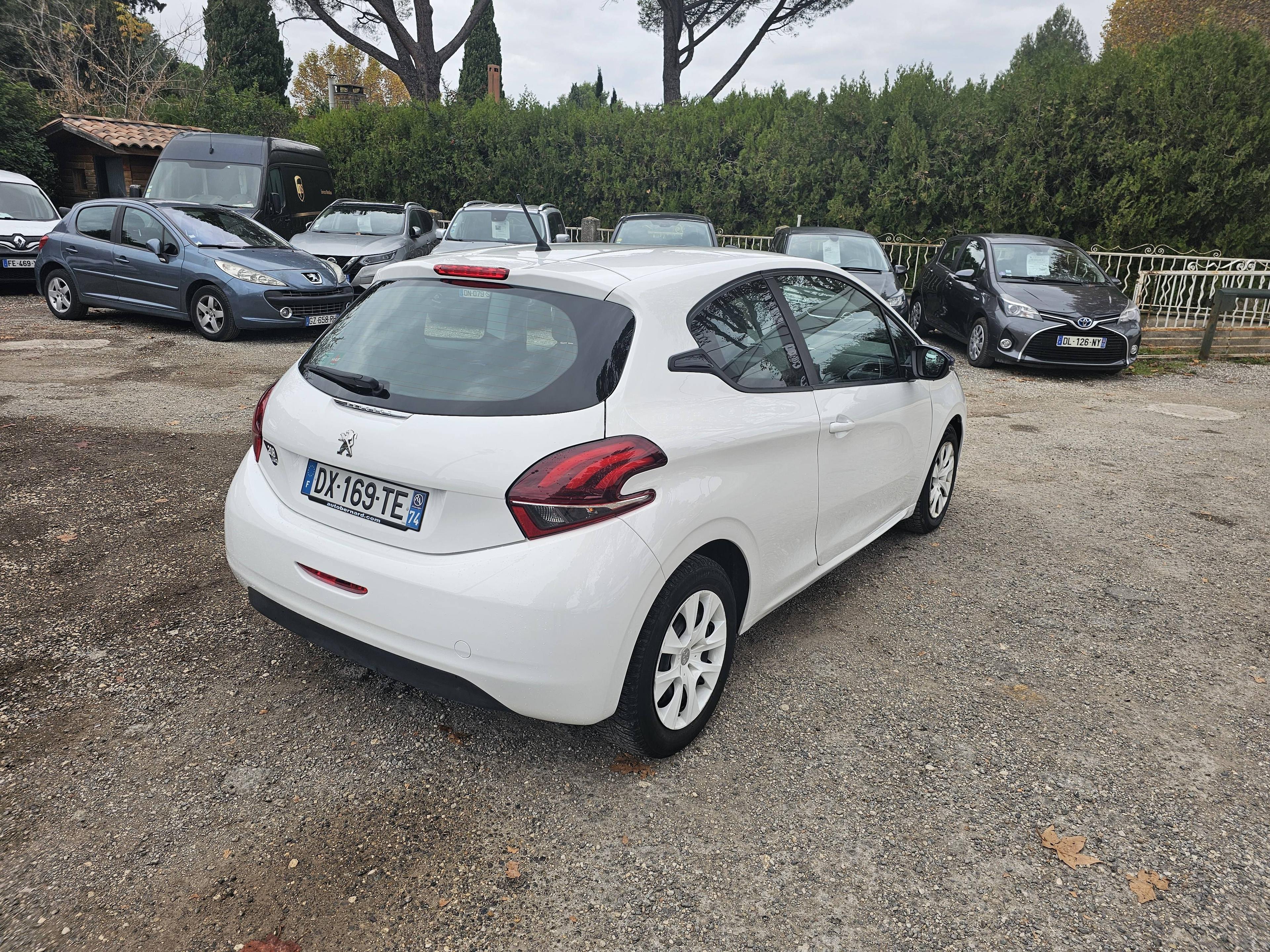 PEUGEOT 208