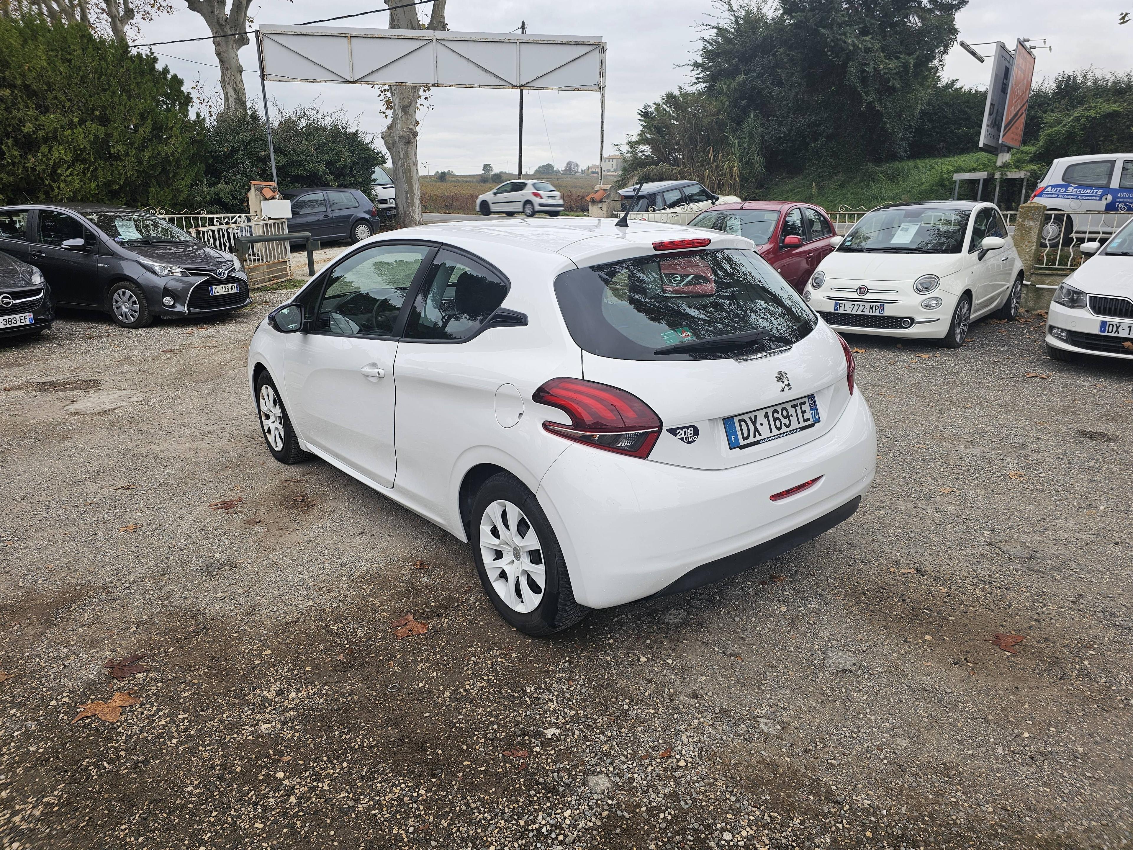 PEUGEOT 208